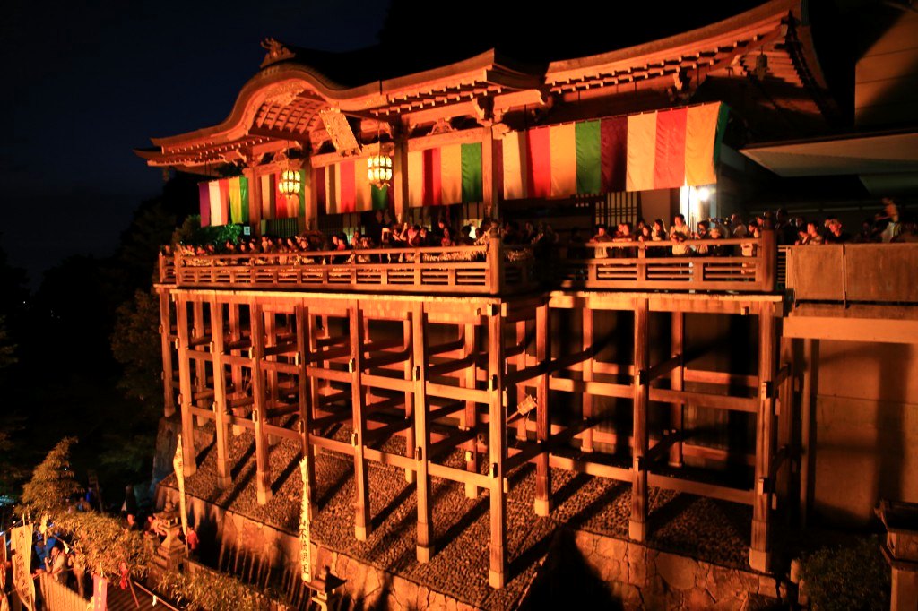 夜、万灯と参拝者で賑わう狸谷山不動院の大舞台（懸造り）